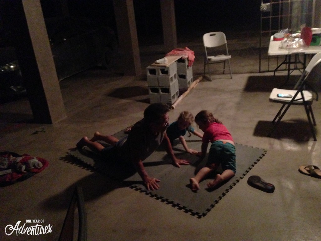 Séance de yoga pour Dave, Liv et Tess