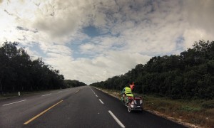 Sur la route au milieu de la jungle Maya