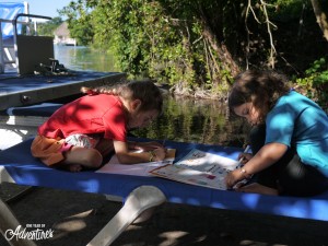 Liv et Tess en pleine activité d'écriture et de calcul au bord du lagon de Bacalar