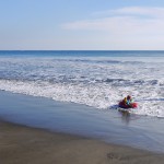 Partie de surf dans les vagues avec le bateau gonflable