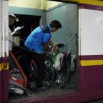 Chargement des vélos dans le train entre Bangkok et Chiang Mai