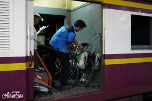 Chargement des vélos dans le train entre Bangkok et Chiang Mai